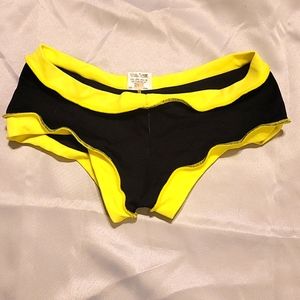 Battery Organic rave clubwear booty shorts size 2 black and yellow